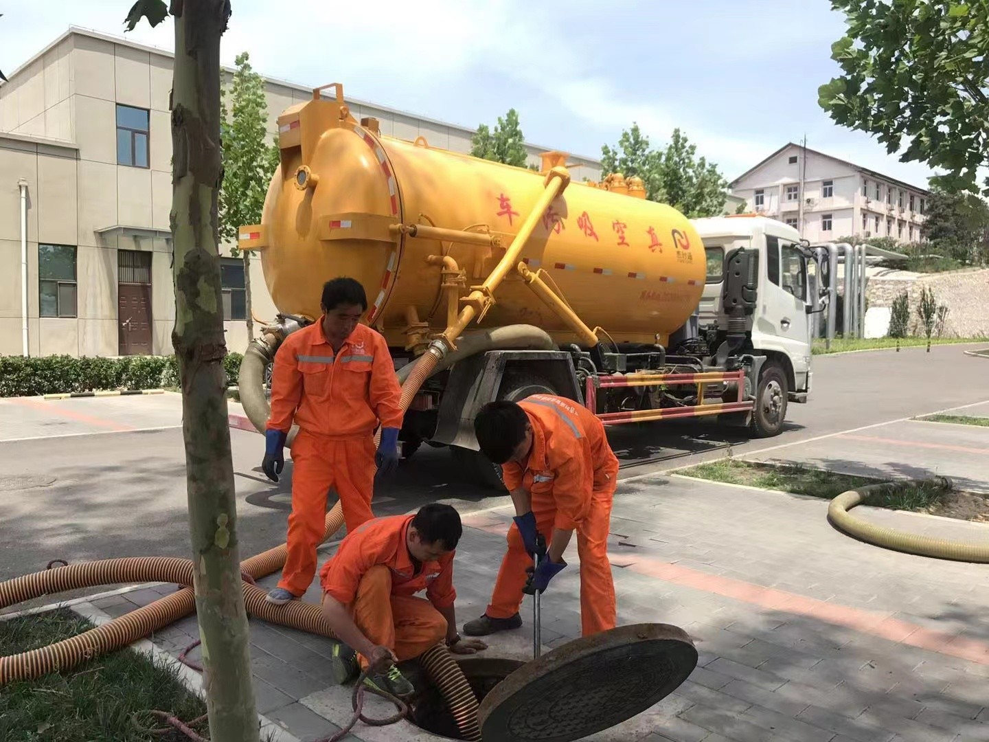 包河管道疏通车停在窨井附近