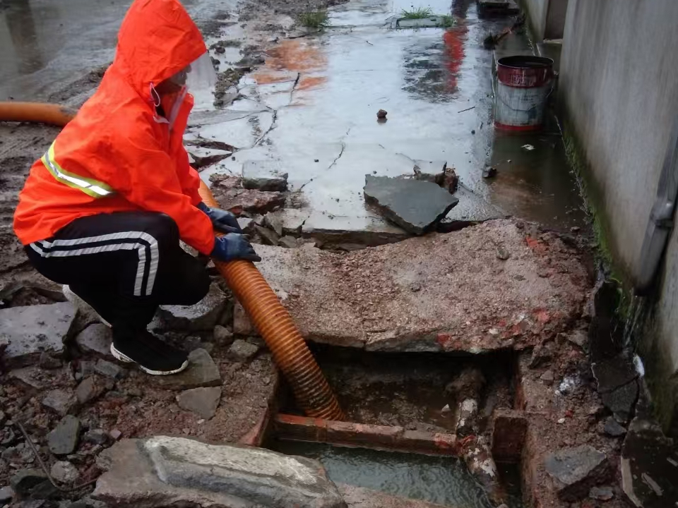 包河专业清理污水池 炜誉市政以规范流程守护城市 “肠道”